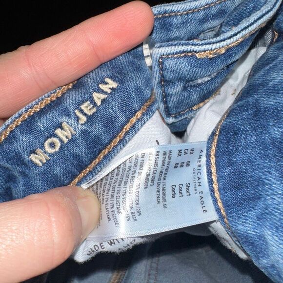 American Eagle destroyed medium wash 00 short normcore mom jeans - Picture 2 of 3